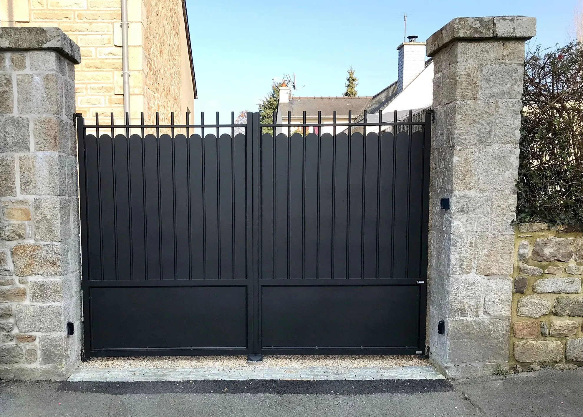 kostum_aluminium_tradition_portail_battant_barreaudage_plein_pont_aven_9005_reprise